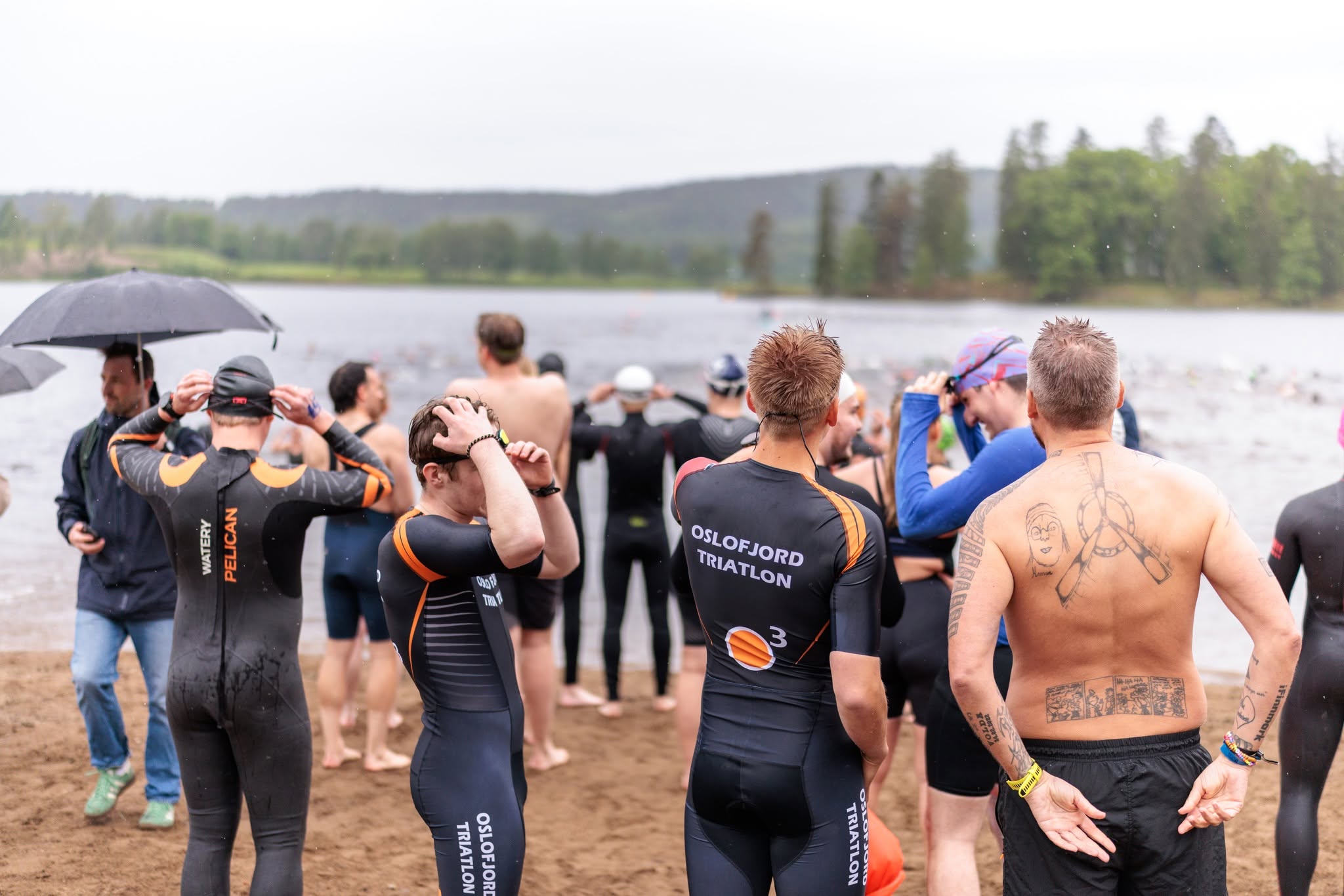 Utøvere fra Oslofjord Triatlon gjør seg klare ved vannet