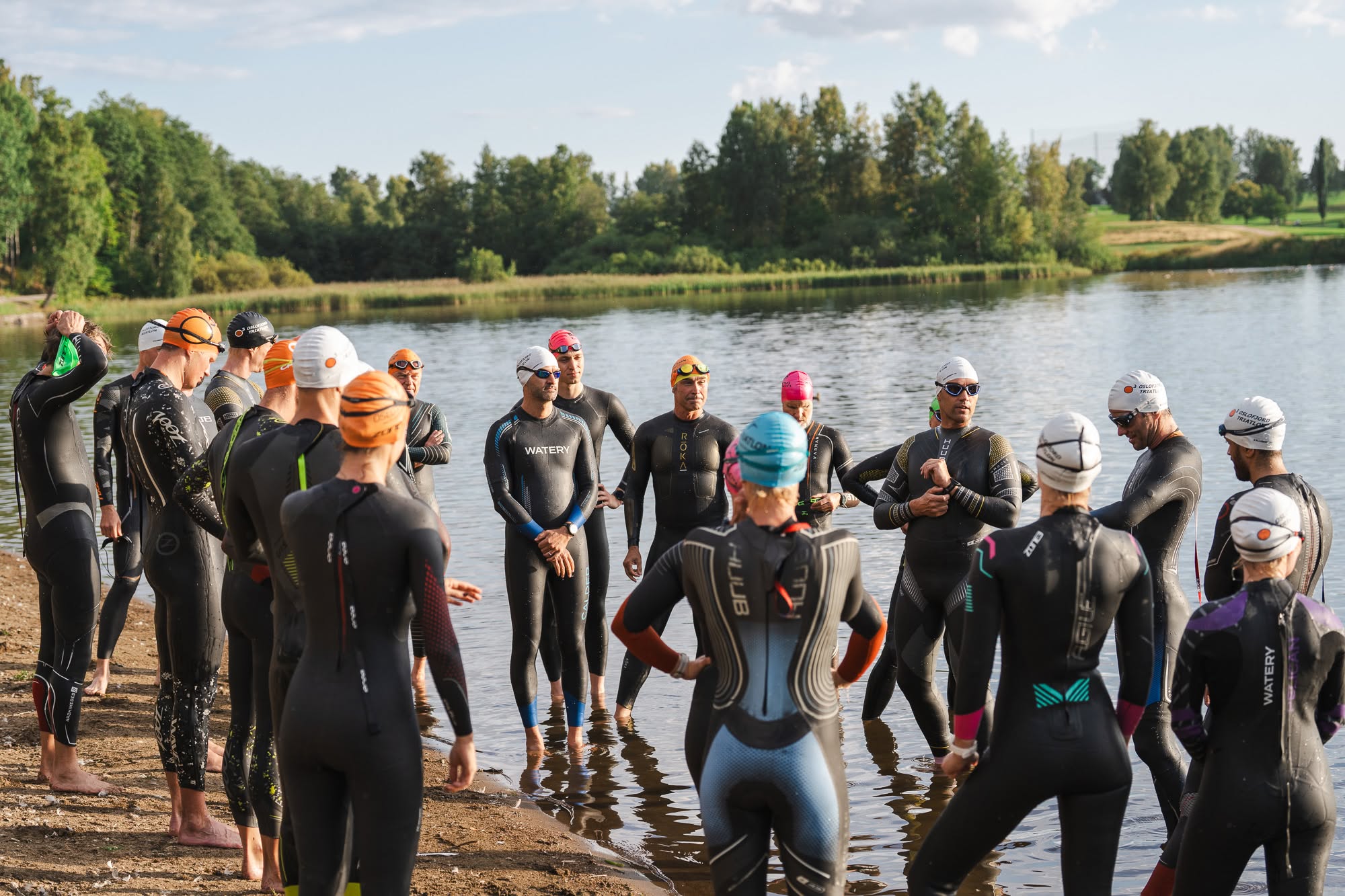 Medlemmer i Oslofjord Triatlon samlet til briefing ved vannet